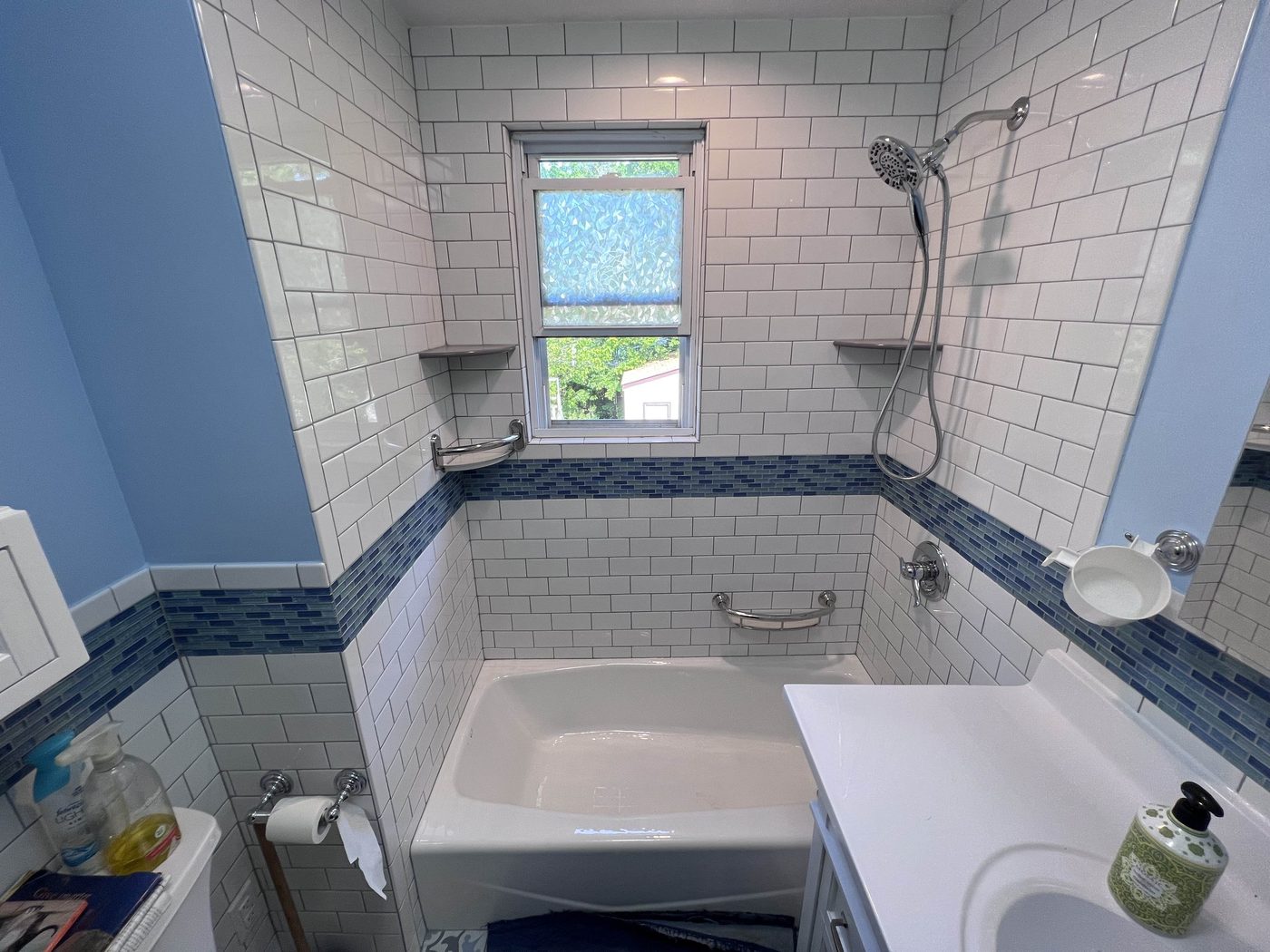 Custom tub and shower glass by Accurate Glass & Mirror near Lodi, NJ